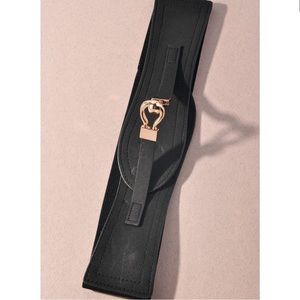 JUST IN /  Brown Interlocking-Hook Stretch Belt in Black